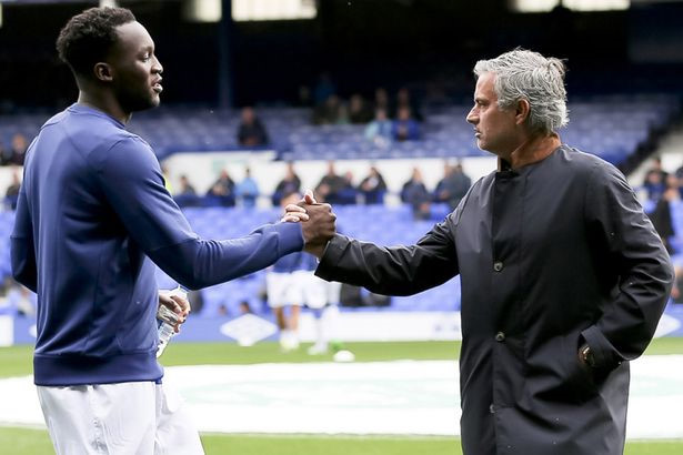Mourinho làm hòa với Lukaku: Chắc hẳn tiền đạo người Bỉ vẫn còn ấm ức khi bị HLV Jose Mourinho đẩy đi một cách không thương tiếc vào năm 2014. Ở Old Trafford cũng có một cầu thủ từng bị Mourinho hắt hủi là Juan Mata nhưng mọi chuyện đã được giải quyết triệt để trong mùa giải năm ngoái. Cả Mourinho và Mata đều dành cho nhau sự tôn trọng cùng những lời khen ngợi trên phương tiện truyền thông.
