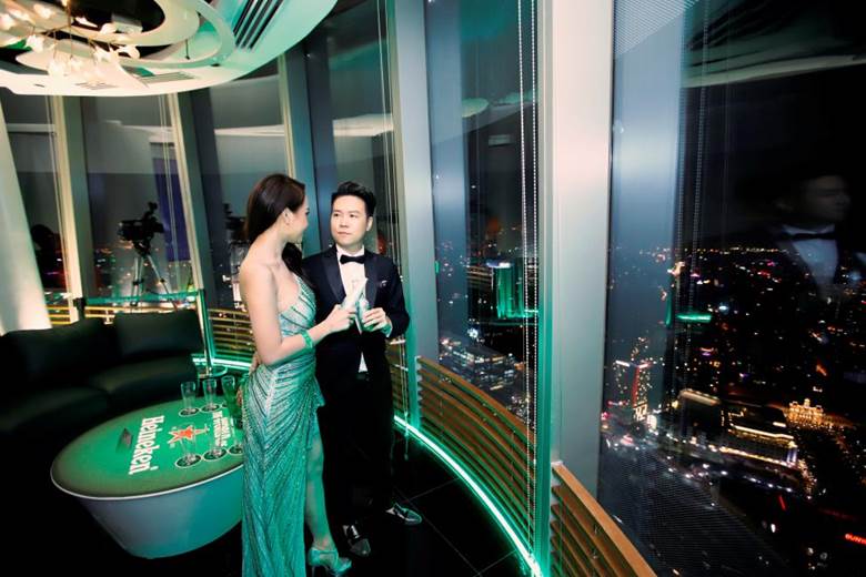 Lê Hiếu cùng Sam thưởng ngoạn khung cảnh tuyệt đẹp của Sài Gòn từ trên cao cùng hương vị hoàn hảo của Heineken.