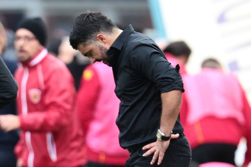 "Thật đau lòng. Có lẽ cảm giác bị đâm bằng dao còn không đau đớn bằng thủng lưới theo cách như vậy", Gattuso nói với Sky Italy trong cuộc phỏng vấn sau trận hòa Benevento 2-2. "Chúng tôi thực sự khốn khổ trong 15 phút cuối và để thua một bàn kỳ dị. Tôi không bao giờ tin CLB của mình bị thủng lưới bởi pha ghi bàn của thủ môn ở phút 90+5".