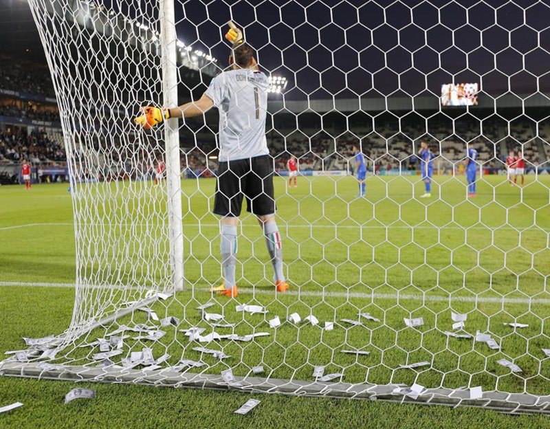 Phẫn nộ trước cách hành xử của Donnarumma và người đại diện, CĐV Italy cùng nhau ném tiền giả vào khung thành do thủ môn này trấn giữ trong một trận đấu của U21 Italy.