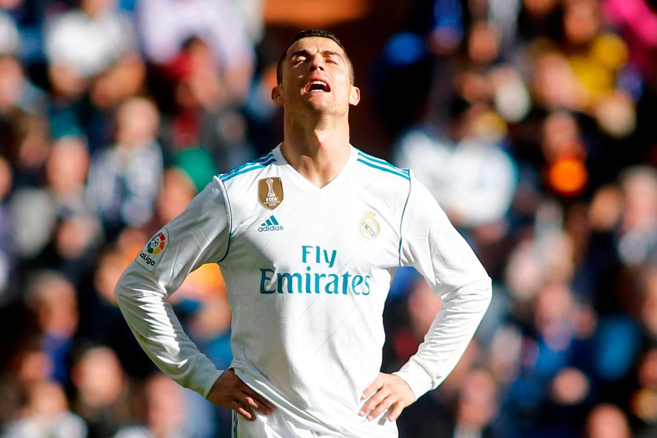 Ronaldo bức xúc vì vấn đề lương bổng.