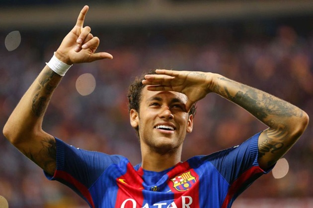 Neymar: Chế độ ăn uống của Neymar được các chuyên gia dinh dưỡng giám sát và lên kế hoạch, trong đó bổ sung chủ yếu protein và carbohydrate. Mỗi ngày, Neymar nạp khoảng 3.000 calo vào cơ thể để duy trì và đảm bảo năng lượng cho các hoạt động. Ảnh: ABC.