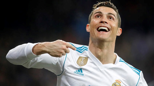 Cristiano Ronaldo: Thực đơn hàng ngày của Cristiano Ronaldo gồm các thực phẩm giàu đạm, ngũ cốc nguyên hạt, trái cây, rau quả và hạn chế các loại thức ăn có đường. Bữa sáng của anh thường có giăm bông, pho mát, bánh sừng bò, bánh mì nướng với bơ, sữa chua và trái cây. Vào bữa trưa, Ronaldo sẽ ăn đồ được chế biến từ cá. Trong đó, món ưa thích của anh là bacalhau bao gồm cá tuyết, hành tây, khoai tây và trứng. Tại các nhà hàng sang trọng, không có gì ngạc nhiên khi Ronaldo thường gọi món bít tết đi kèm salad. Ảnh: Fourfourtwo.