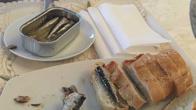 Đầu bếp Lavrador nói với Le10Sport rằng Ronaldo ăn tất cả các món ăn, nhưng anh ấy thích nhất là các loại cá như cá đuối, cá kiếm và cá chẽm. Một bữa ăn nhẹ của Ronaldo đôi khi chỉ đơn giản là một ít cá và vài lát bánh mì. Bên cạnh đó, một nguyên tắc khác trong chế độ ăn uống của Ronaldo đó là ăn nhiều bữa nhỏ một ngày, Ronaldo có thể ăn khoảng 6 bữa để đảm bảo luôn giữ được mức năng lượng cần thiết cho cơ thể. Ảnh: Marca.