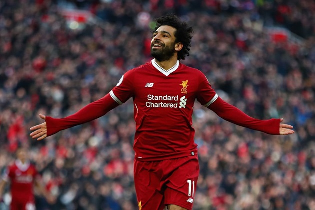 Mohamed Salah: Mohamed Salah chia sẻ rằng vì chuyên gia dinh dưỡng của anh nói cơ thể anh không có chất béo nên anh có thể ăn những gì mình muốn. Ngoài ra, anh còn có một thói quen tốt đó là không uống rượu. Vào buổi tối trước mỗi trận đấu, Salah thường ăn thịt gà, mì ống, cá, giống như một bữa ăn bình thường. Anh chia sẻ vì ngày hôm sau không thể ăn quá nhiều nên bữa tối này là thời điểm thích hợp để nạp năng lượng chuẩn bị cho ngày thi đấu. Ảnh: Liverpooloffside.