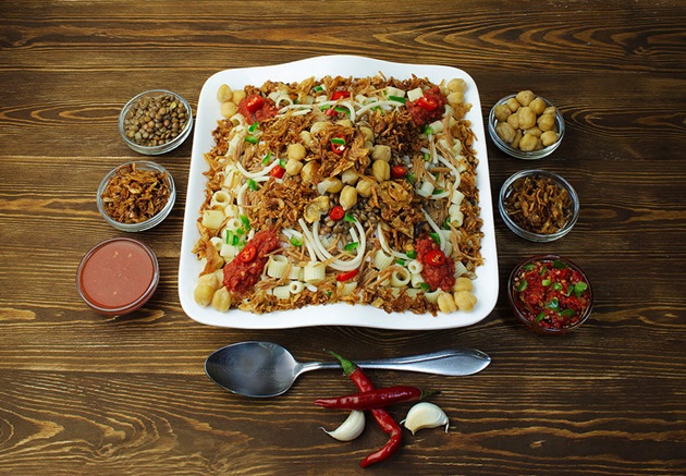 Ngoài chế độ ăn uống thông thường, Salah vẫn ăn những món mình yêu thích, trong đó có kushari, một món ăn Ai Cập được làm từ gạo, mì ống, đậu lăng, ăn kèm cùng nước sốt, anh chia sẻ rằng tìm kiếm món ăn này bất cứ khi nào có thể, đặc biệt là khi trở về Ai Cập. Ảnh: 90min.