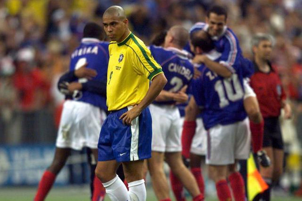 Dù vậy, cơn động kinh bí ẩn ở trận chung kết khiến Ronaldo và các đồng đội gục ngã trước đội chủ nhà Pháp. Brazil thua 0-3 và nói lời tạm biệt với chiếc cúp vô địch danh giá. Cá nhân Ronaldo được tôn vinh ở giải thưởng Quả bóng vàng World Cup 1998, song anh điều mà anh mong muốn chắc chắn không nằm ở đó.