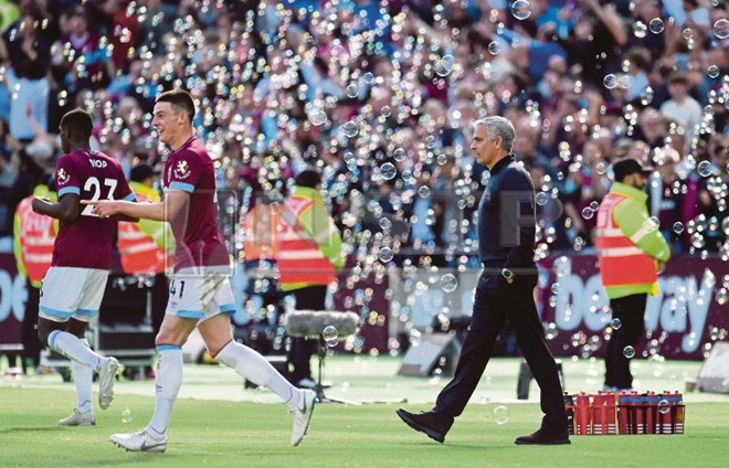 MU thất bại, lỗi đâu hoàn toàn thuộc về Mourinho?