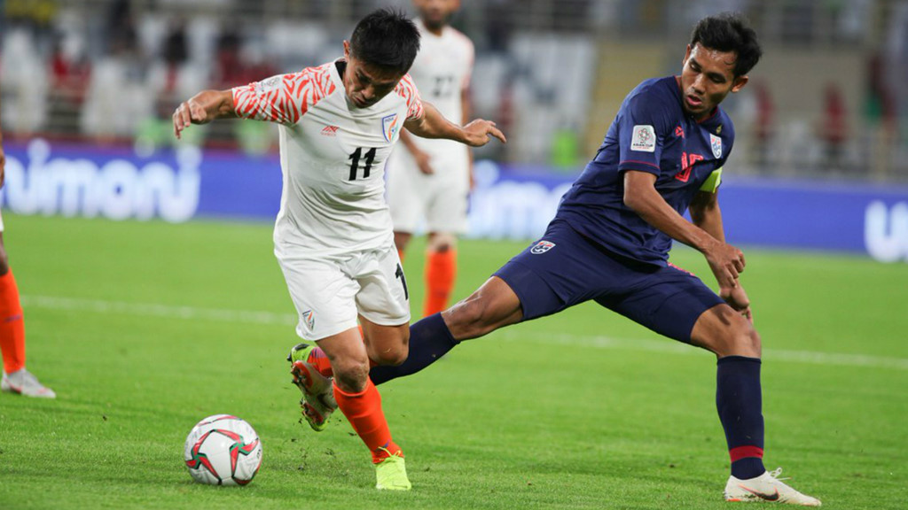 Tuyển Thái Lan (phải) thua đậm 1-4 trước Ấn Độ hôm 6/1 tại Asian Cup 2019.