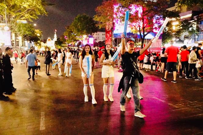 Không chỉ các CĐV nam mà cả nữ giới cũng rất hào hứng đón đợi trận cầu này.