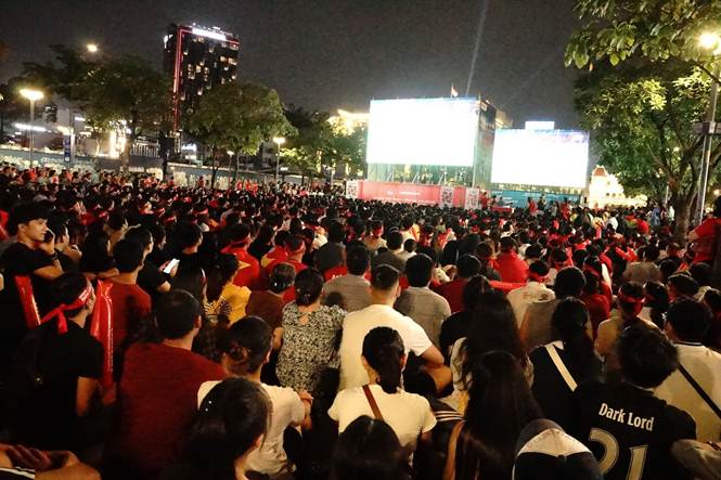 Cả phố đi bộ Nguyễn Huệ nín thở, hồi hộp dõi theo pha đá phạt góc của Hùng Dũng.