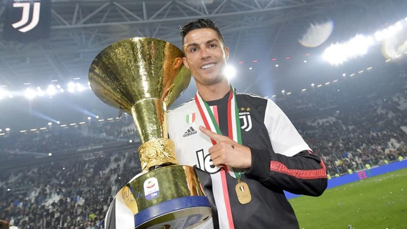 Người cuối cùng là Cristiano Ronaldo. Ngoài khía cạnh chuyên môn, sự xuất hiện của CR7 tại Inter Miami sẽ giúp đội bóng này nổi tiếng trên toàn cầu. Tuy nhiên, sẽ không dễ để Beckham thuyết phục được siêu sao người Bồ Đào Nha sang Mỹ "dưỡng già".