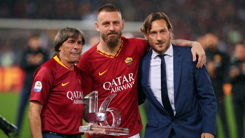 Trước đó, Chủ tịch James Pallotta cũng phớt lờ ý định gia hạn hợp đồng với Daniele De Rossi của Francesco Totti. Cầu thủ 36 tuổi đã gắn bó với AS Roma trong 19 năm.