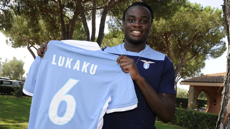 Màn trình diễn xuất sắc ấy đã khiến Lazio phải bỏ ra 4 triệu euro để đưa anh về Olimpico vào mùa hè năm 2016