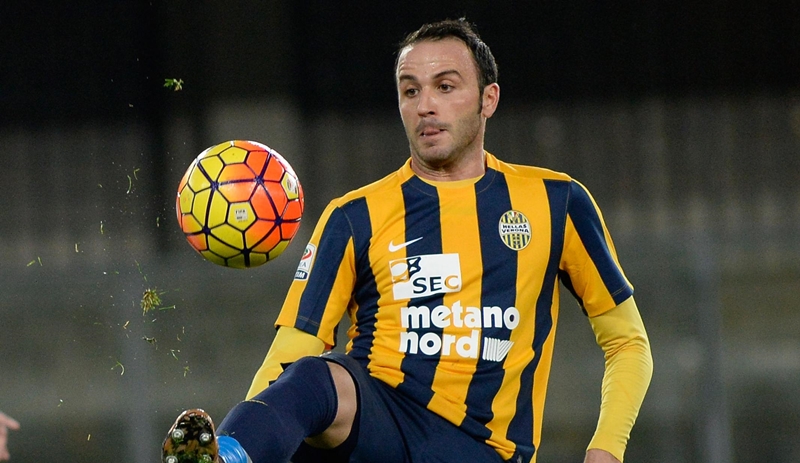 Mùa hè năm 2015, Giampaolo Pazzini gia nhập Hellas Verona. Mặc dù được kì vọng để thay thế Luca Toni nhưng anh đã gây thất vọng lớn và khiến Gialloblu xuống hạng.