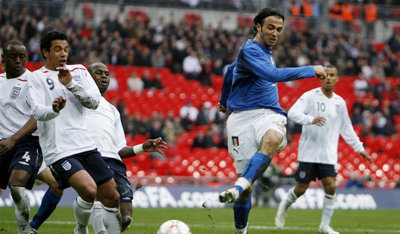 Tháng 3/2007, Pazzo đã lập hattrick giúp Italia đánh bại Anh ở trận đấu đầu tiên tại sân Wembley sau khi sửa chữa.
