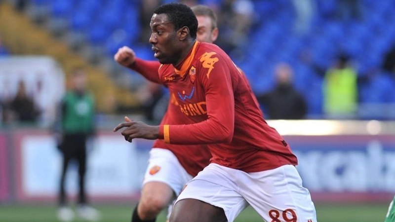 Ngày 9/8/1989, Stefano Okaka chào đời ở Castiglione del Lago, Italia. Năm 2004, anh gia nhập lò đào tạo của AS Roma và chỉ 1 năm sau, tiền đạo gốc Nigeria đã được đưa lên đội 1. Mùa giải 2007 - 2008, Okaka được đem cho Modena mượn.