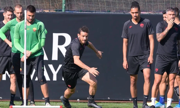 Alessandro Florenzi cũng đã sẵn sàng. Đứng phía sau, Chris Smalling đang chăm chú theo dõi người đồng đội của mình.