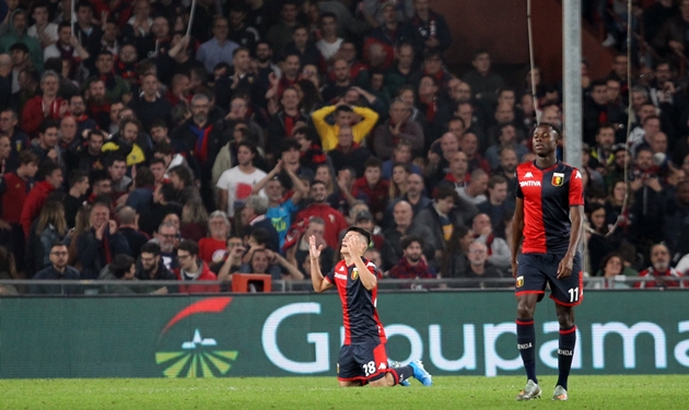 Paolo Ghiglione quá xúc động sau khi Genoa giành chiến thắng. Đội bóng của anh đã thoát khỏi nhóm xuống hạng sau chiến thắng trước Brescia.