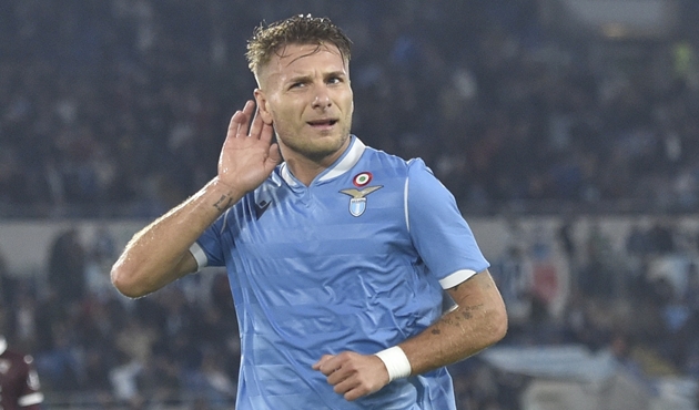 Ciro Immobile ăn mừng sau khi ghi bàn nâng tỉ số lên 2-0 cho Lazio. Tiền đạo người Italia đã có 12 bàn thắng ở mùa giải này, thành tích quá ấn tượng.