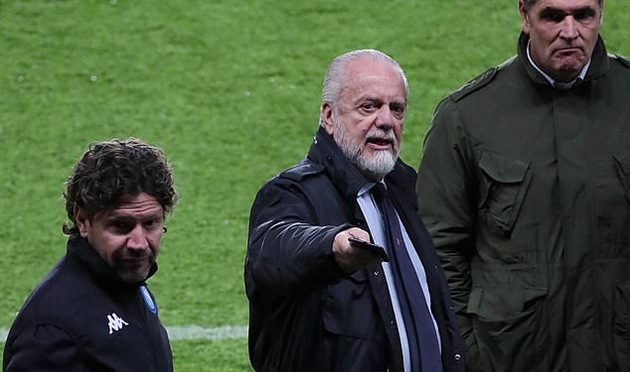 Chủ tịch Aurelio De Laurentiis đã rất tức giận và ra lệnh "cấm trại" toàn đội trước trận đấu với Red Bull Salzburg. Điều này đã khiến các cầu thủ không hài lòng và họ tiếp tục thi đấu bạc nhược, dẫn đến trận hòa 0-0 tại Champions League. Sau trận đấu, De Laurentiis dự kiến sẽ cắt giảm 25% lương của toàn đội.
