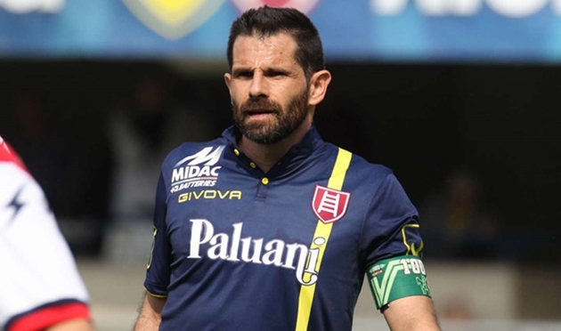 Cuối mùa giải 2018 - 2019, sau khi không thể giúp Chievo trụ hạng, chân sút 40 tuổi đã quyết định giải nghệ.