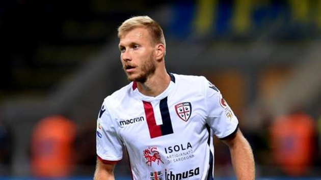 7. Ragnar Klavan: Cagliari đang xếp ở vị trí thứ 5 tại Serie A. Thành tích ấn tượng ấy có công không nhỏ của cựu trung vệ Liverpool, người đã ra sân 12 trận trong mùa giải này.
