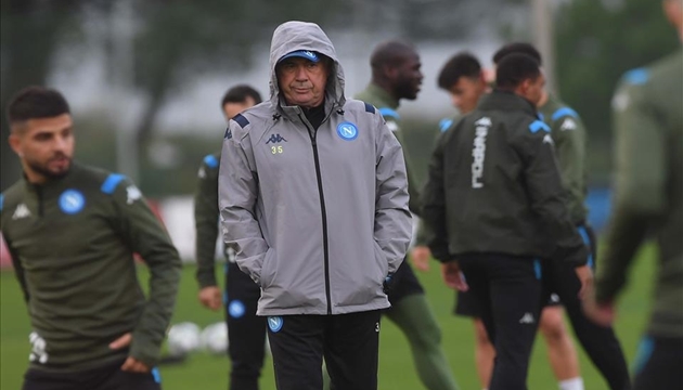 Ancelotti sắp bị sa thải, dàn sao Napoli như bị 