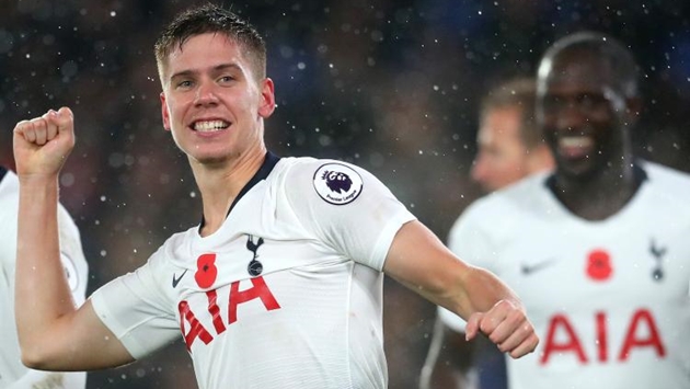 Juan Foyth trong màu áo Tottenham.