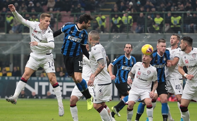 Song, cách biệt 3 bàn lại được Inter Milan thiết lập. Phút 80, từ 1 pha đá phạt góc, đội phó Andrea Ranocchia băng vào đánh đầu tung lưới Robin Olsen thêm 1 lần nữa.