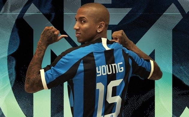 Nhằm cạnh tranh sòng phẳng với Juventus trong cuộc đua Scudetto, Inter Milan đã tham gia rất tích cực trên thị trường chuyển nhượng. Ashley Young là tân binh đầu tiên của Nerazzurri. Tiền vệ 35 tuổi cập bến Giuseppe Meazza từ Manchester United với giá 1,5 triệu euro.
