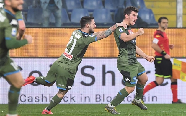 CĐV Sampdoria ném pháo vào thủ môn đội nhà, giúp Napoli chiến thắng - Bóng Đá