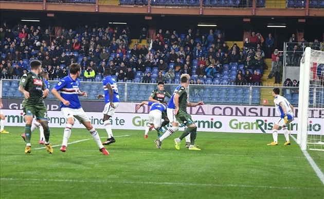 CĐV Sampdoria ném pháo vào thủ môn đội nhà, giúp Napoli chiến thắng - Bóng Đá