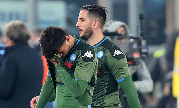 CĐV Sampdoria ném pháo vào thủ môn đội nhà, giúp Napoli chiến thắng - Bóng Đá