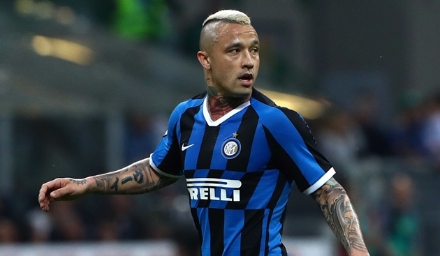 4. Radja Nainggolan: 38 triệu euro. Tình yêu của tiền vệ người Bỉ đã được dành cho Cagliari và AS Roma. Vậy nên, khi cập bến Giuseppe Meazza, anh thường xuyên được nhắc đến vì những hành vi vô kỉ luật chứ không phải vì tài năng của mình.