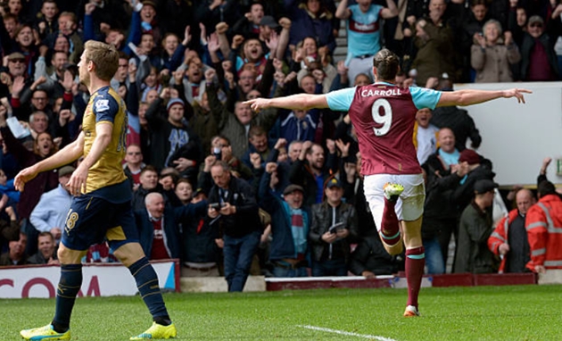 Và chỉ 7 phút sau khi hiệp 2 bắt đầu, số 9 của West Ham đã hoàn tất cú hattrick của mình, với 1 pha đánh đầu chính xác, đồng thời đưa The Hammers vượt lên dẫn trước.