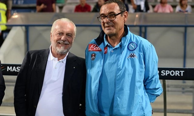 Cuối mùa giải 2017 - 2018, Napoli tiếp tục thất bại trong cuộc đua giành Scudetto. Chủ tịch Aurelio De Laurentiis nghi ngờ HLV Maurizio Sarri thiếu động lực cống hiến cho Partenopei. Vậy nên, vị chiến lược gia người Italia đã bị "trảm".