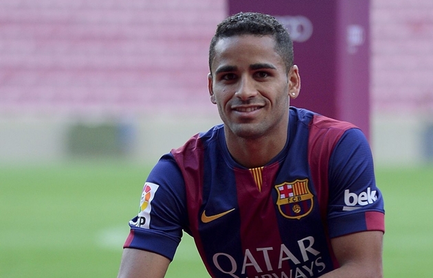 Tân binh cuối cùng của Barcelona trong mùa hè năm 2014 là Douglas. Hậu vệ người Brazil được đưa về từ Sao Paulo và được kì vọng sẽ giúp hành lang cánh trái được gia cố.