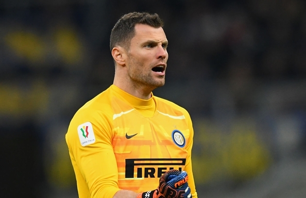 12. Daniele Padelli: "Lão tướng" người Italia sẽ hết hạn hợp đồng với Inter Milan vào cuối tháng 6/2020. Với việc Ionut Radu sắp trở về Giuseppe Meazza, ngày Padelli phải chia tay Inter Milan đang đến rất gần.