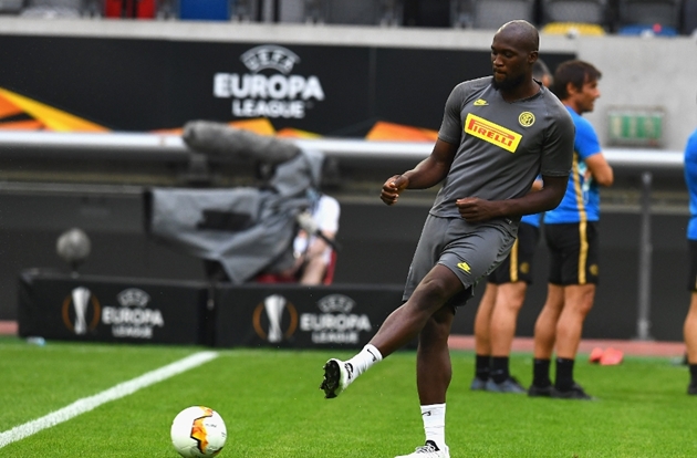 Trong khi đó, Romelu Lukaku lại tỏ ra rất tập trung.