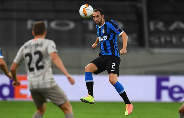 Mặc dù vậy, khi phải đối đầu với Inter Milan, chú hổ Shakhtar Donetsk đã hóa mèo. Hàng loạt sai lầm nghiêm trọng đã khiến đại diện của bóng đá Ukraine tự tay dâng tấm vé vào chơi ở trận chung kết cho đối thủ.