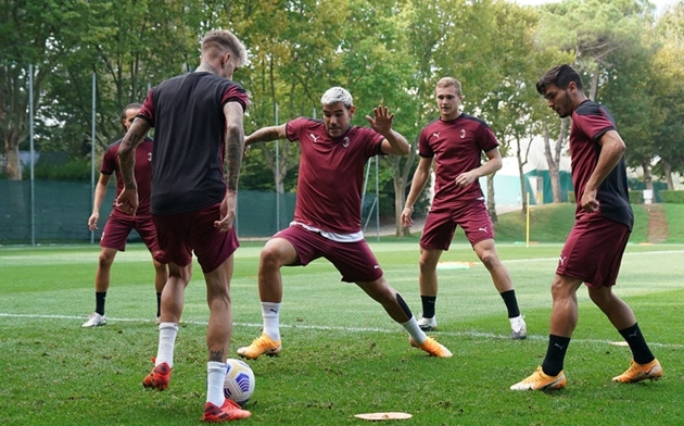 Sau buổi tập, các cầu thủ Rossoneri được thư giãn bằng trò "bóng ma".