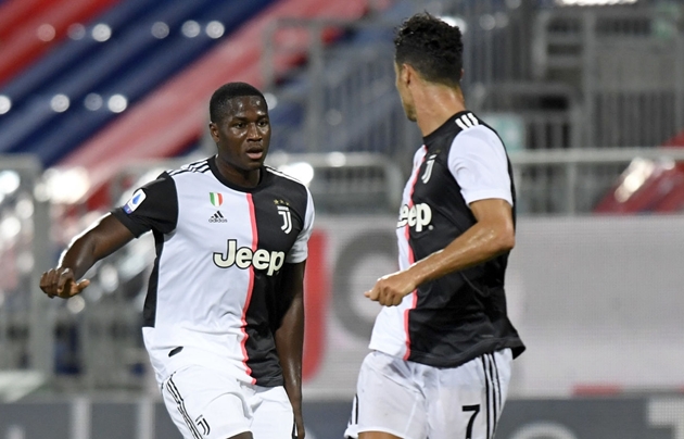 Daouda Peeters và Cristiano Ronaldo trong trận đấu với Cagliari.
