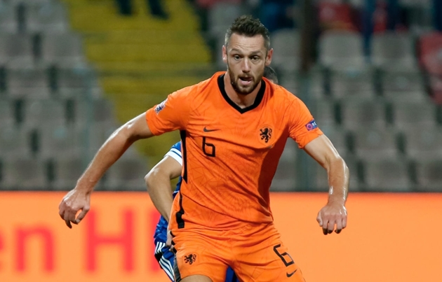 3. Stefan de Vrij: Đây chính là trung vệ xuất sắc nhất Serie A 2019 - 2020. De Vrij cũng rất hiểu những người đồng đội của mình tại Inter Milan như Nicolo Barella, Danilo D'Ambrosio.