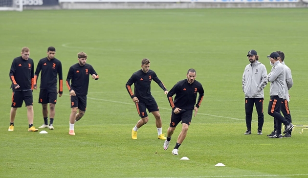 HLV Andrea Pirlo trực tiếp theo dõi các học trò tập luyện. Trước sự giám sát của vị thuyền trưởng người Flero, không cầu thủ nào của Juventus dám tập luyện hời hợt.