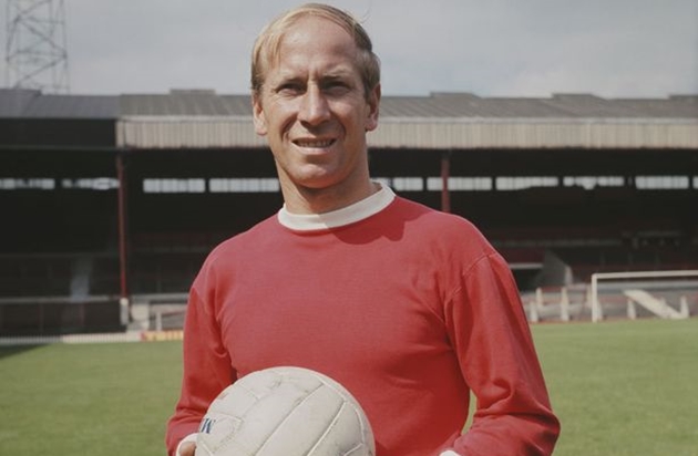 Sir Bobby Charlton thời còn khoác áo Manchester United.