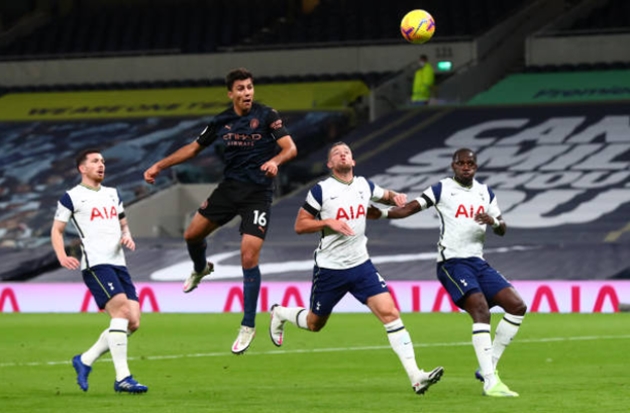 Pha đánh đầu của Rodrygo.