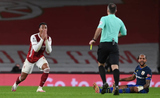 Gabriel Magalhaes phải nhận thẻ vàng thứ 2 ở phút 62.