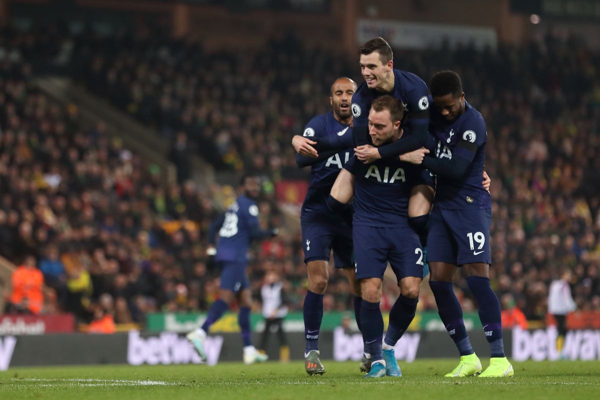 Eriksen có cú sút phạt đẹp mắt vào lưới Norwich City.