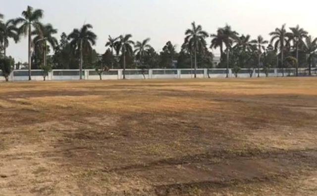 Sân bãi quá xấu khiến báo giới Việt Nam phẫn nộ.